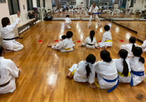 少年部指導員と子供の稽古風景