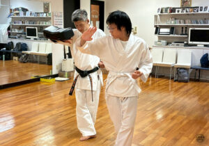 一般部指導員と高校生の螺旋手刀稽古
