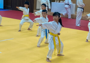 武道空手八島道場の大会・行事｜少年部の試合前の練習風景