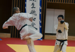 武道空手八島道場の大会・行事｜有段者の試割り演武