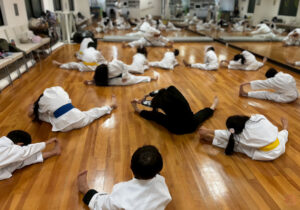 武道空手八島道場の稽古風景｜少年部の柔軟体操