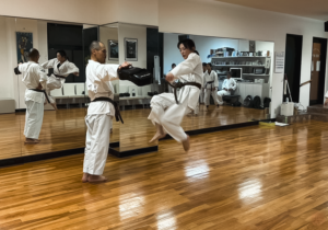 武道空手八島道場の稽古風景｜一般部の二段蹴り稽古