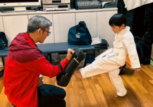 武道空手八島道場の稽古風景｜少年部の蹴り稽古
