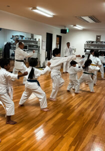 武道空手八島道場の稽古風景|少年部の基本稽古