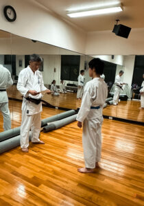 武道空手八島道場の稽古風景|一般部の免状授与