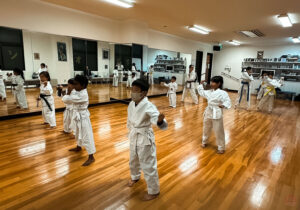 武道空手八島道場の稽古風景｜少年部の準備体操