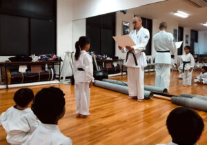 武道空手八島道場の稽古風景｜少年部の免状授与