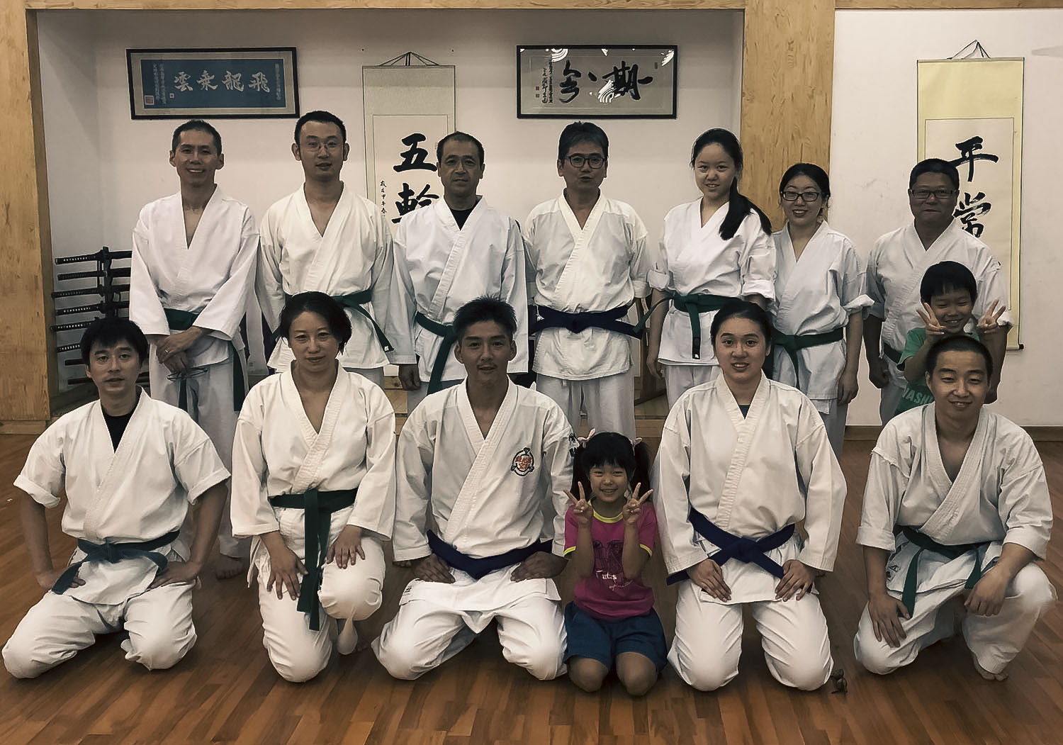中国・北京の道場「五輪館」にて、北京支部の門下生と八島道場長の記念写真