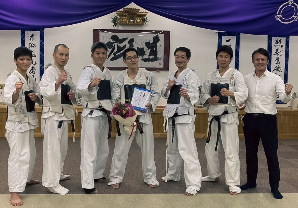 今井道場にて、有段者の拳友と共に並ぶ八島道場長