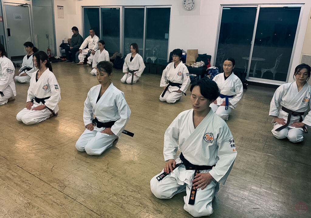横浜の武道空手八島道場で正座し黙想を行う一般部の空手稽古風景