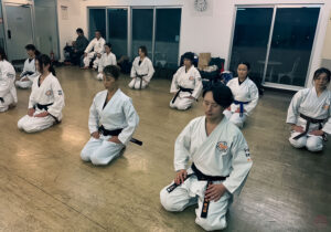 横浜の武道空手八島道場で正座し黙想を行う一般部の空手稽古風景
