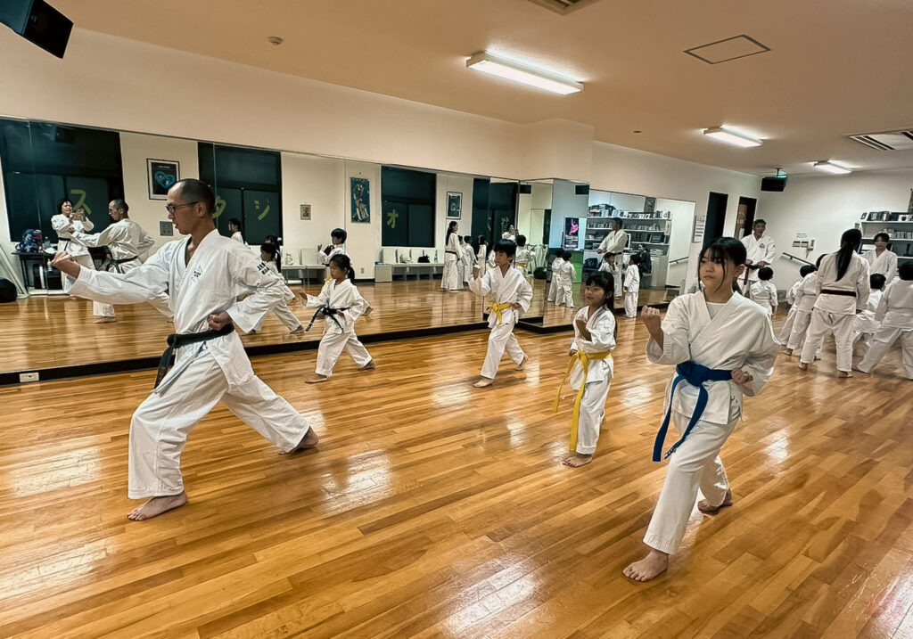 横浜の武道空手八島道場で少年部が基本稽古を行う空手道場稽古の様子