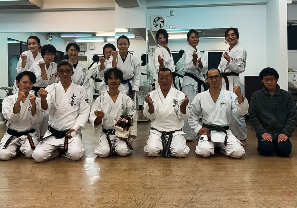 横浜磯子・根岸エリアの武道八島道場で稽古後に撮影した空手道場の集合写真