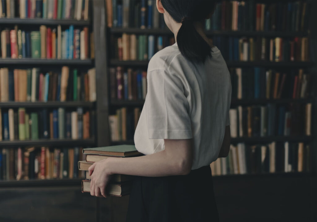 横浜・大船の武道空手八島道場でデジタルデトックス。情報過多な日常から離れ、本に囲まれた静寂な空間で心身をリセットするイメージ。