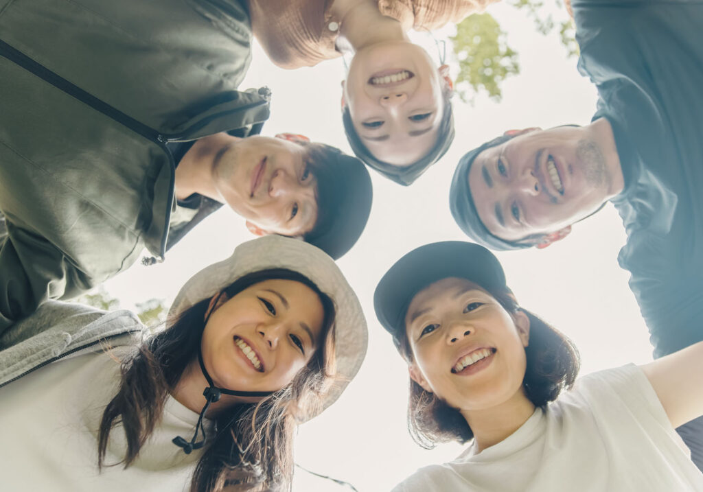 横浜・大船の武道空手八島道場で安心感と仲間。初心者や女性、社会人も笑顔で通える多様な属性が共存する場を象徴するイメージ。