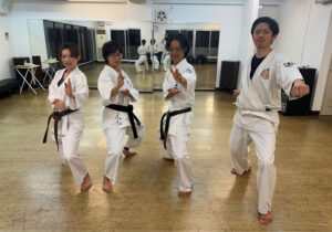 武道空手八島道場の稽古風景｜大船駅前教室｜一般部の集合写真