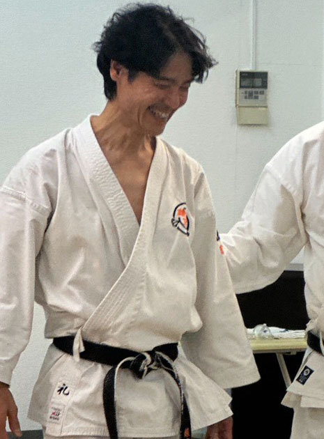 大船駅前教室で指導を行う、武道空手八島道場の指導員。黒帯を締めた道着姿