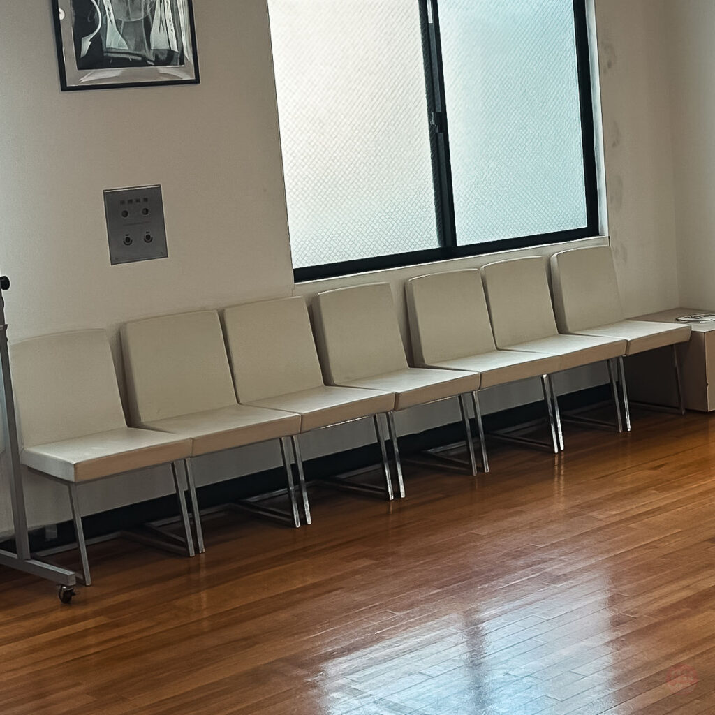 道空手八島道場 横浜根岸駅前教室（本部）ホール内に設置された見学席