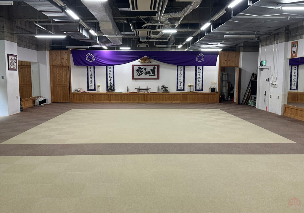 和八義會総本部、武道空手今井道場の道場風景。凛とした空気が流れる空間。|武道空手八島道場